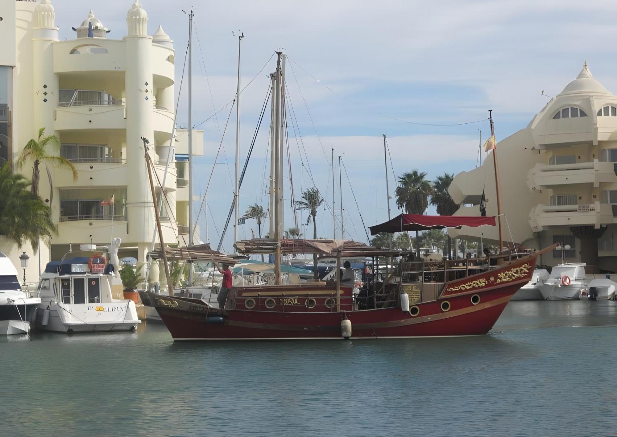 Next To Puerto Marina And The Beach Benalmádena Buitenkant foto